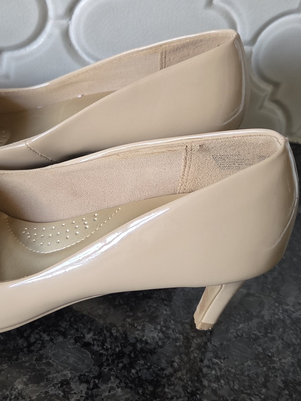 Dexflex Comfort Nude Beige Patent Mid-Heel Pumps 7Wide - Picture 4 of 16